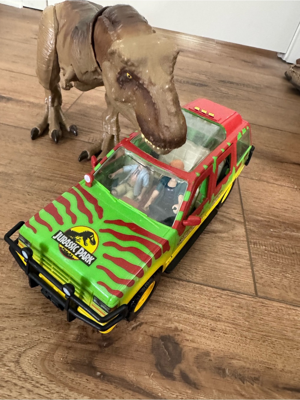 Jurassic Park dinosaur, car and people toys - Picture 2 of 4